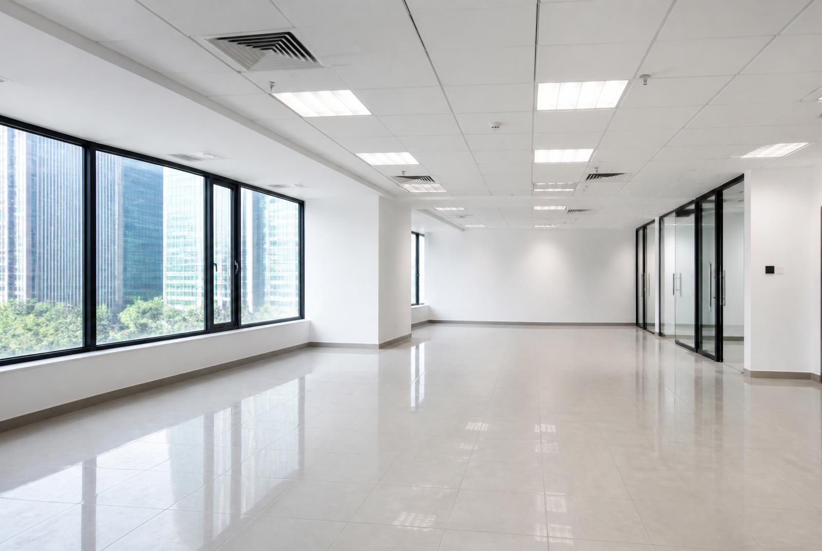 Interior de sala comercial vazia com grandes janelas